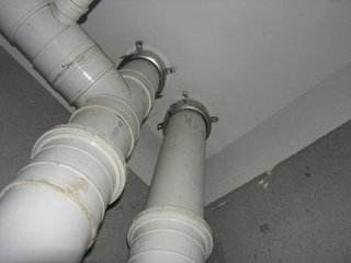 下水管道反水非常的严重,所以重新安装了排水管