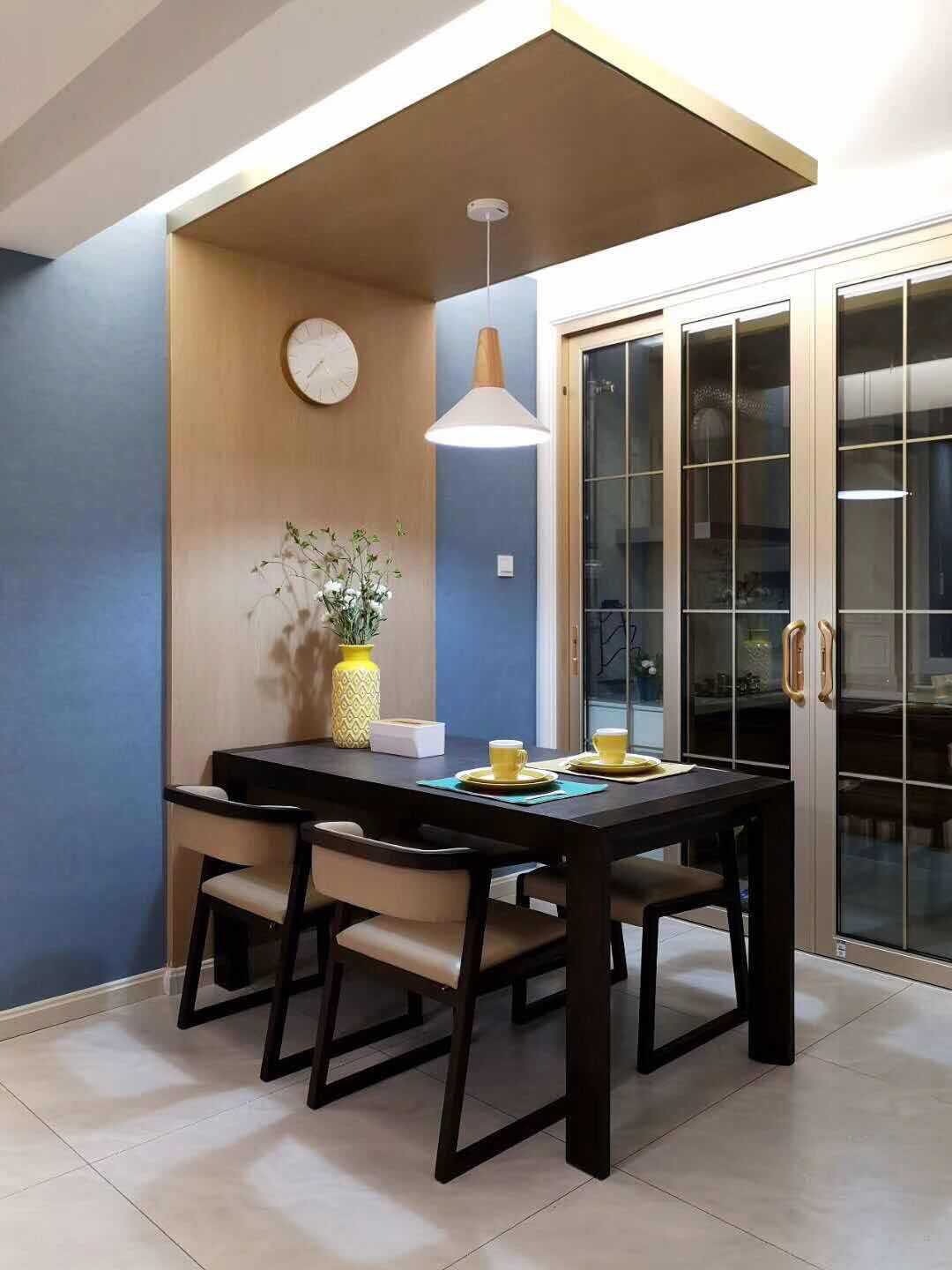 在百丽吾家看家具的这个美女,你有东西在村长