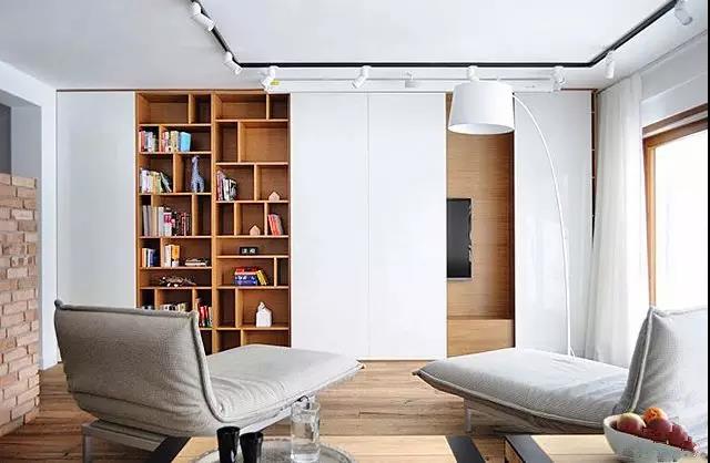 如果想实现将书房搬到客厅,但客厅又没有多余的位置,就让大书柜取代