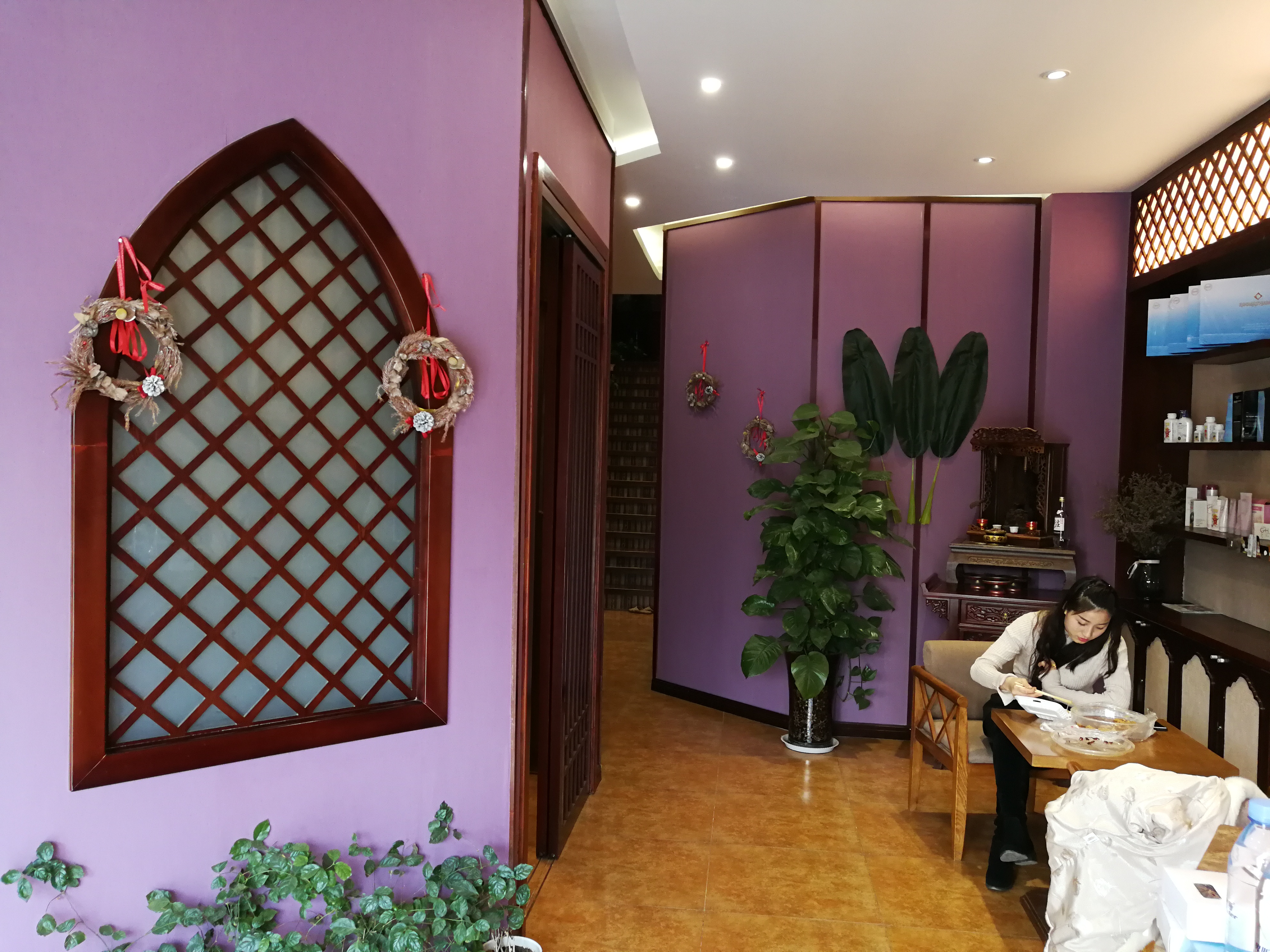 东南亚风格,四房装修,20万以上装修,140平米以上装修,客厅,背景墙,紫色,走廊