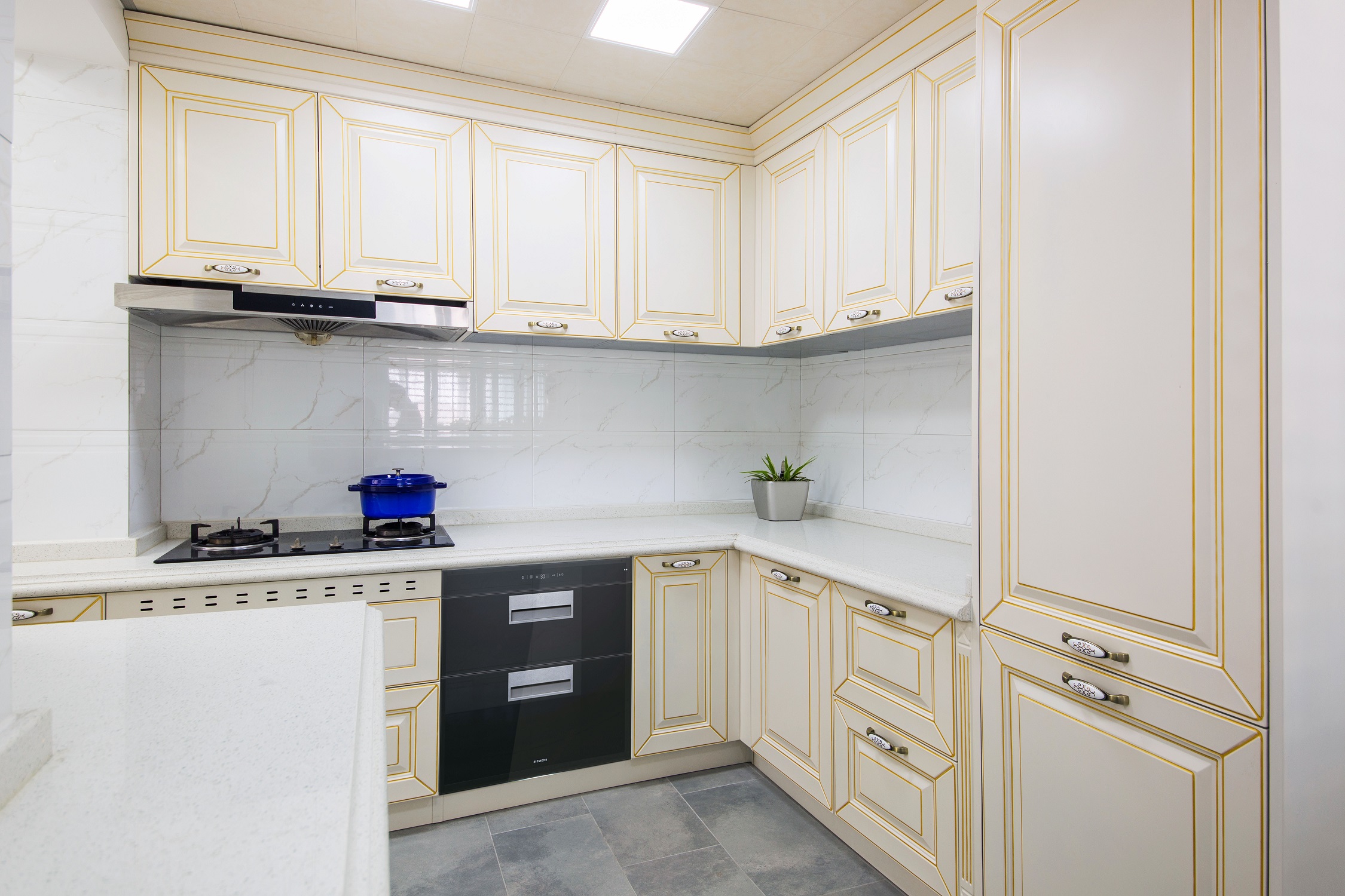 镶金边造型的橱柜呼应整体华美舒适的家居气氛