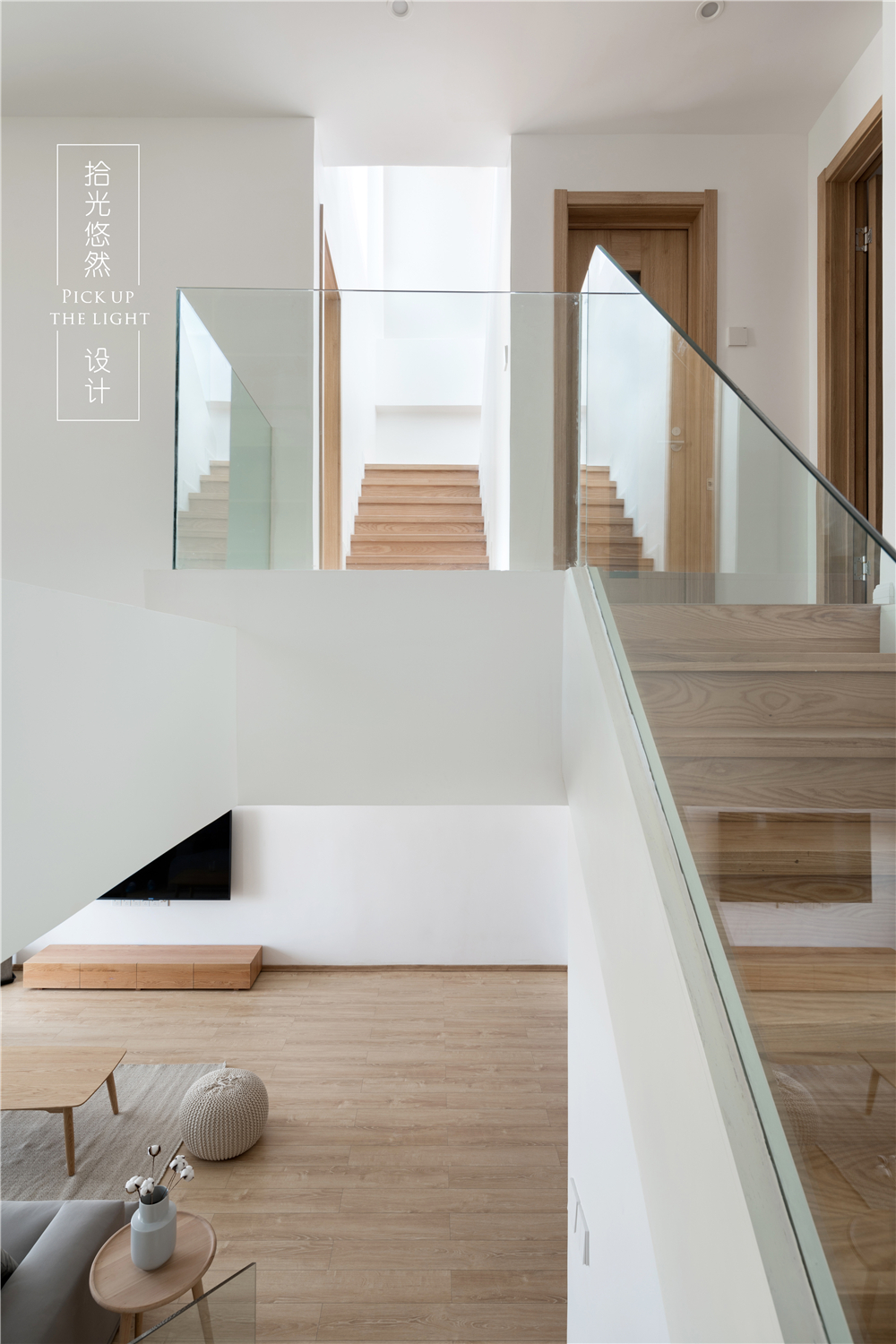 现代简约复式装修楼梯玻璃护栏设计