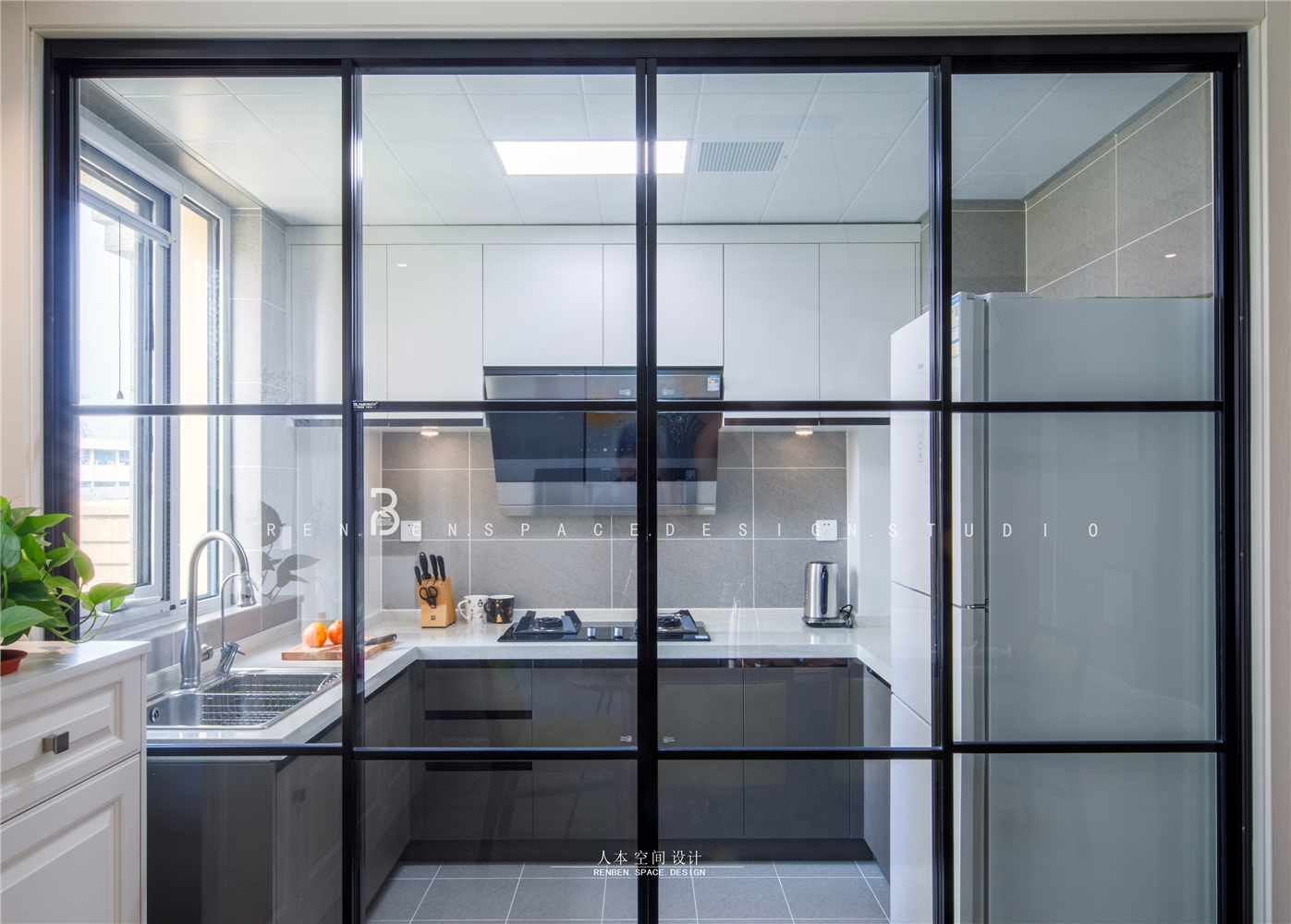 现代简约风格三居装修厨房黑框玻璃门设计