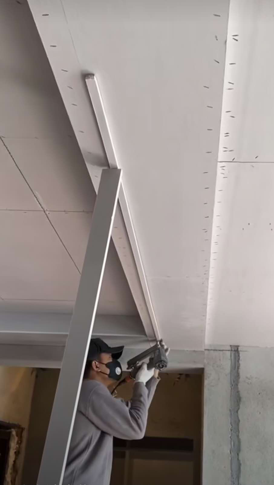 石膏板吊顶转角整版套割,防止转角处后期开裂.阴阳角用收口条.