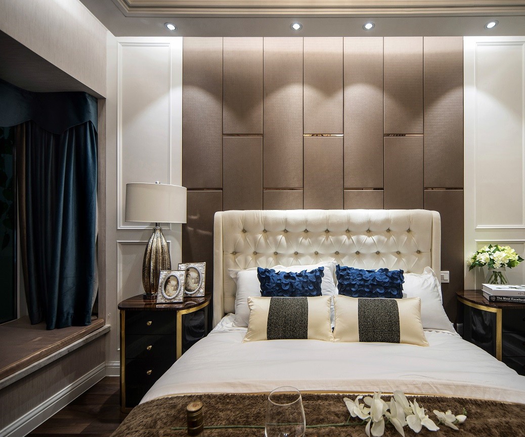 主卧背景墙同样使用简洁的皮质硬包搭配护墙板,配上简约皮艺的床,及深