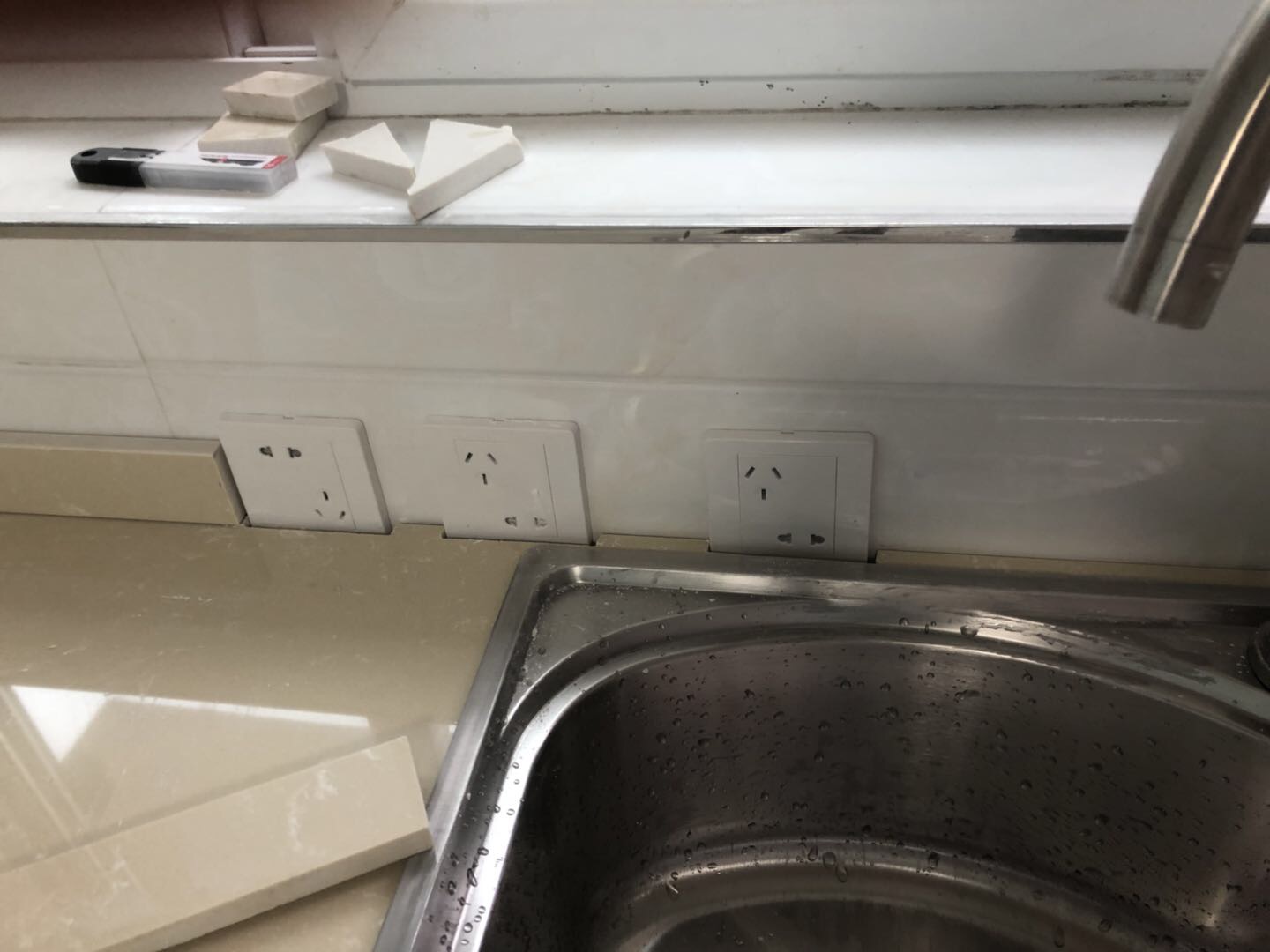 工人把厨房插座装成这样，业主直接加钱，太实用了