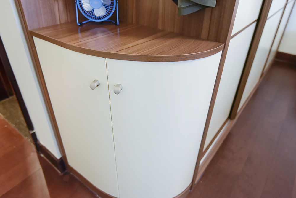 侧边的圆弧柜,"曲直互补",增加了卧室柔和感