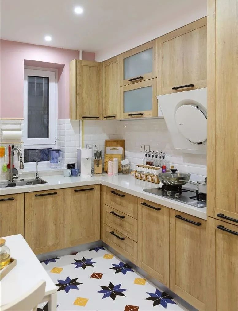 这样的厨房采光也很好,灶台边上多出的操作台可以摆放很多零碎物品