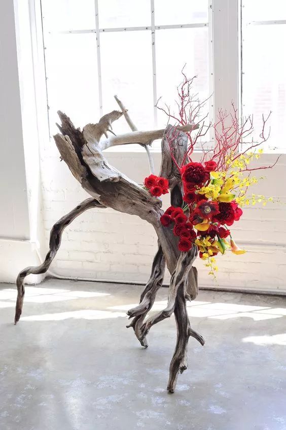 艺术品若一枝单调可以选择多个并列创造"景观线"枯枝装上小彩灯实用又