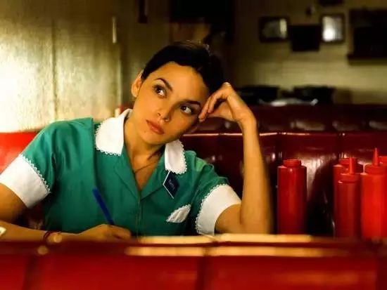 王家卫的电影中他很注重光的三原色即红绿蓝之间的关系并将其运用在光