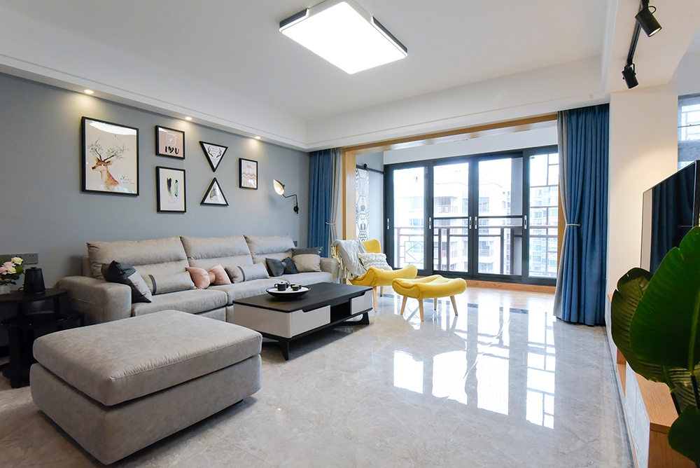 阳台包进客厅,大片落地窗不仅引入了自然光点亮空间,也让窗外风景尽收