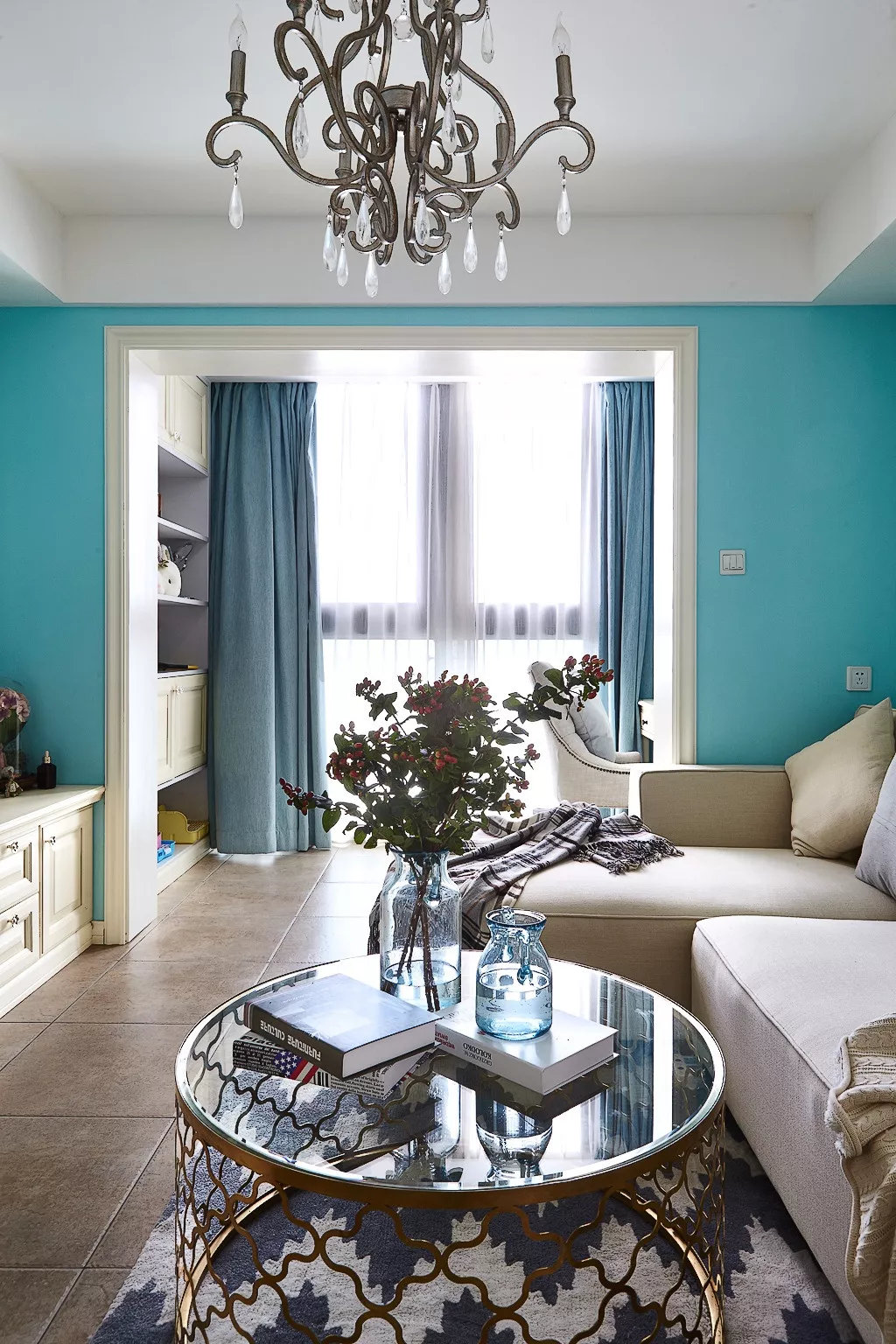 客厅整体色调是tiffany蓝,设计师一改欧美风标志的浮雕花.-齐家网