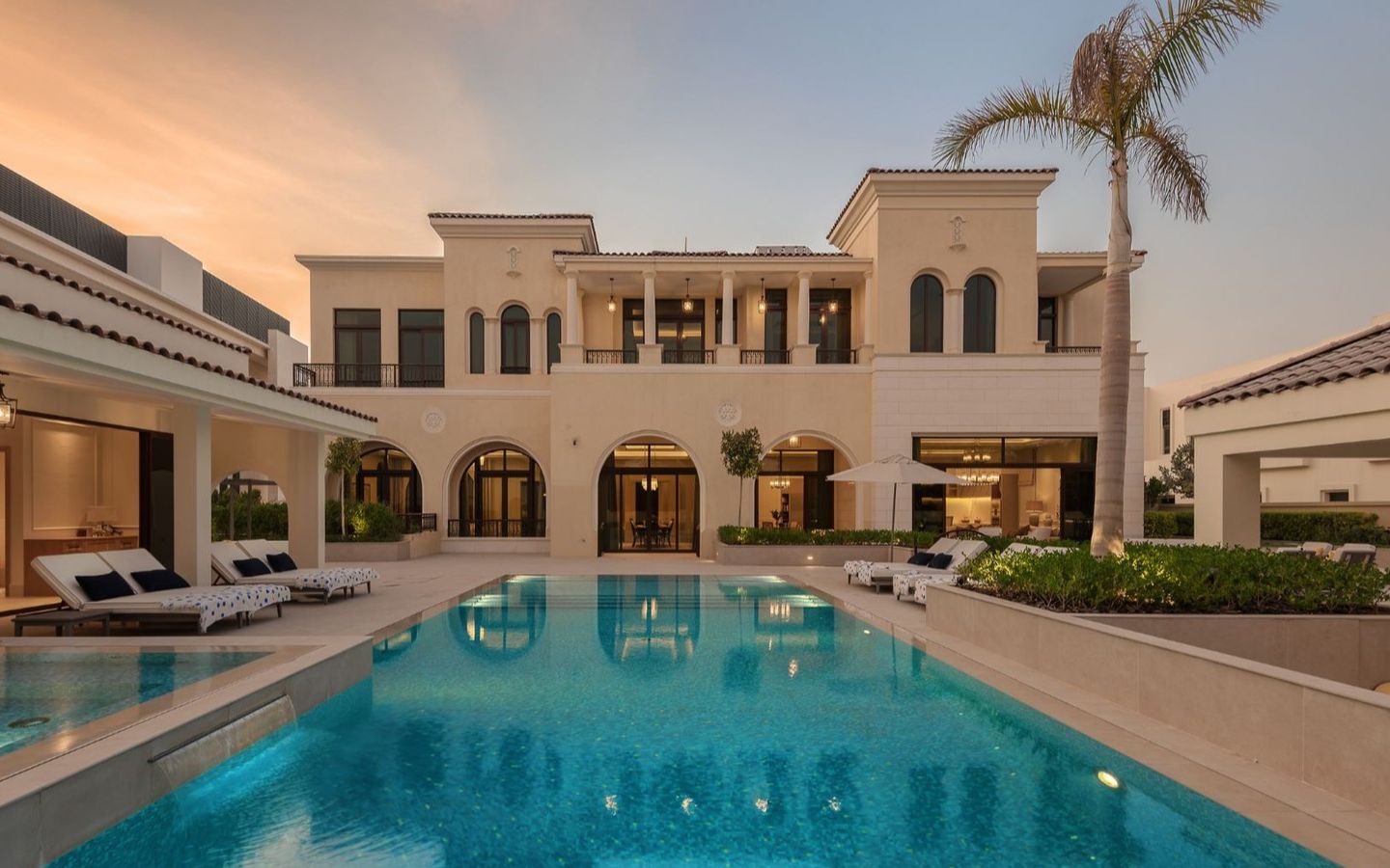 位于阿联酋迪拜的一座宏伟的地中海风格别墅