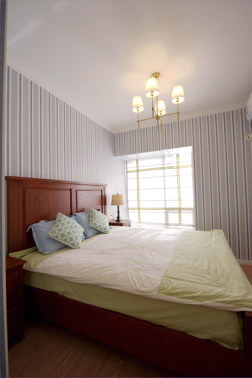 110平现代美式三居装修卧室布置图