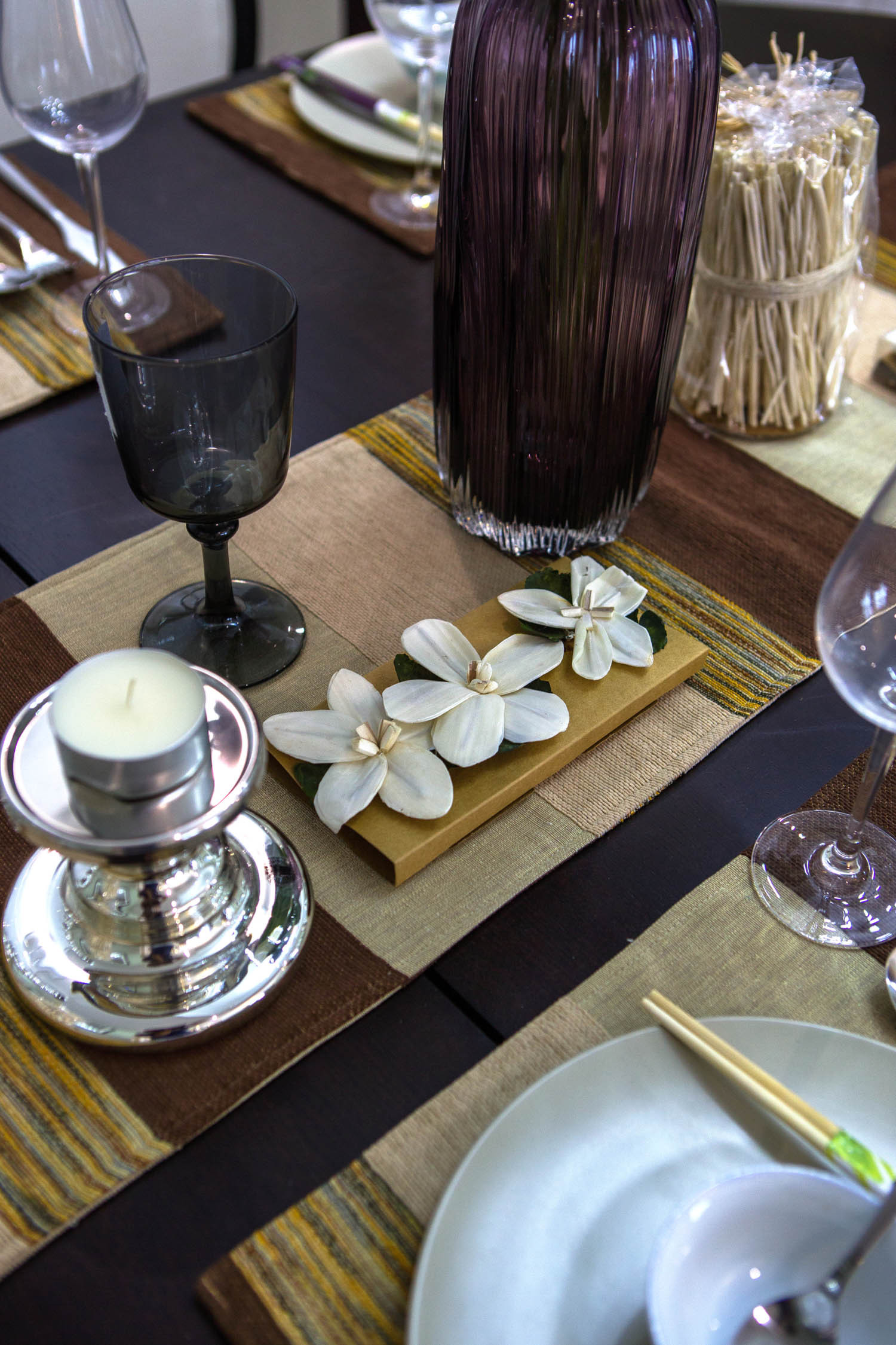 现代美式三居装修餐桌摆件特写