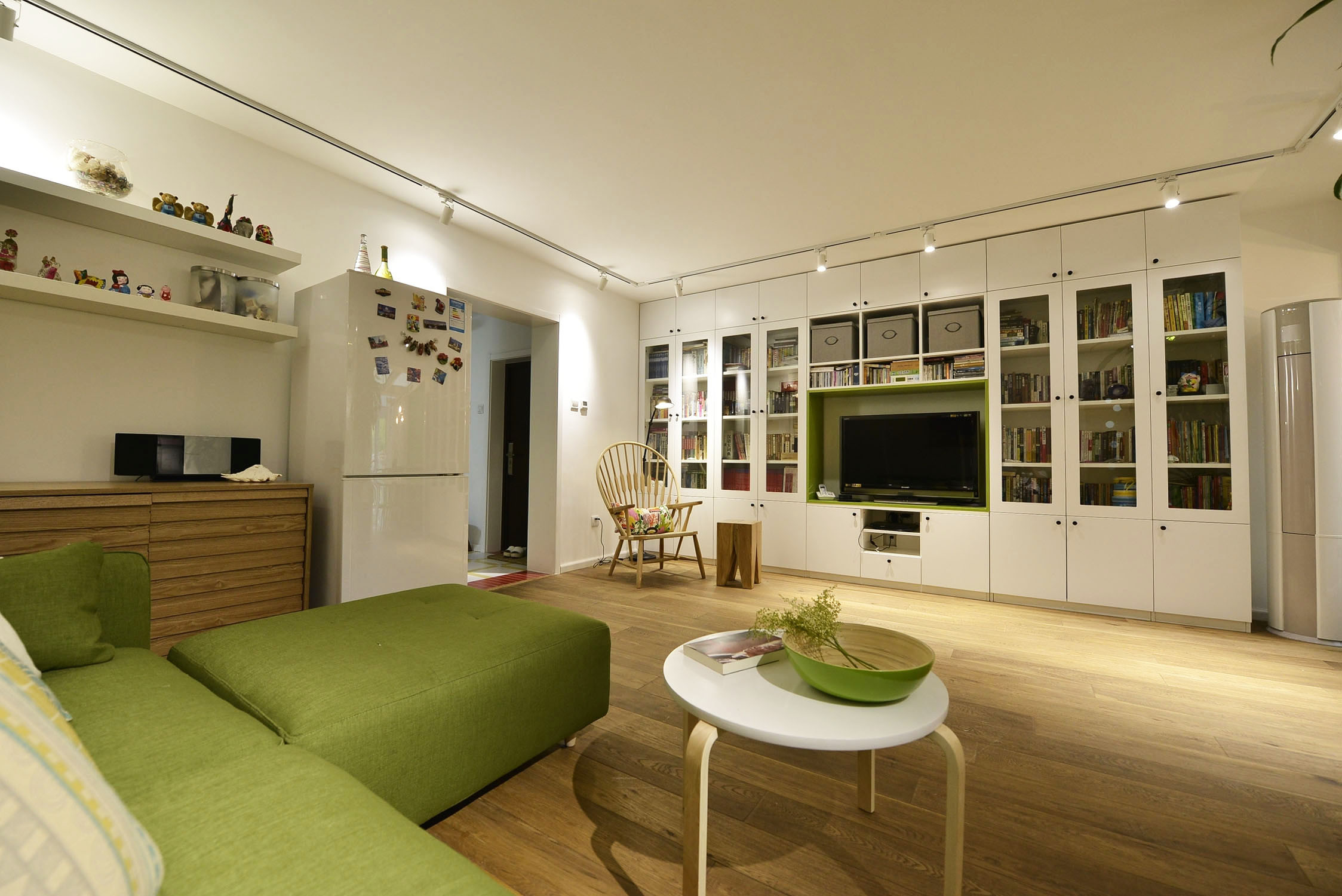 简约风格,三居室装修,10-15万装修,70平米装修,客厅,沙发,地板,电视背景墙,绿色,白色,原木色
