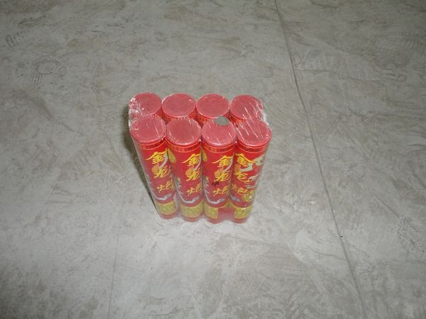 红帆船装饰提供的1000响的鞭炮,还有自己准备的高升,俗称炮仗.