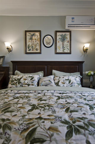 温馨美式风格三居装修卧室布置图