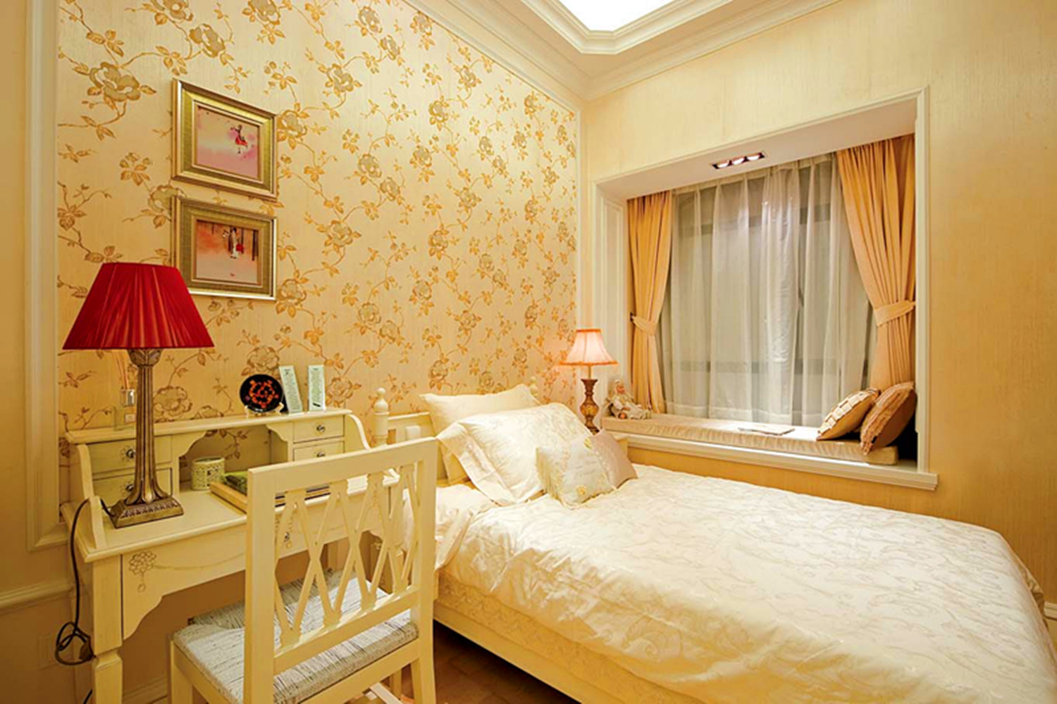 别墅装修,四房装修,豪华型装修,140平米以上装修,卧室,法式风格,卧室背景墙,黄色