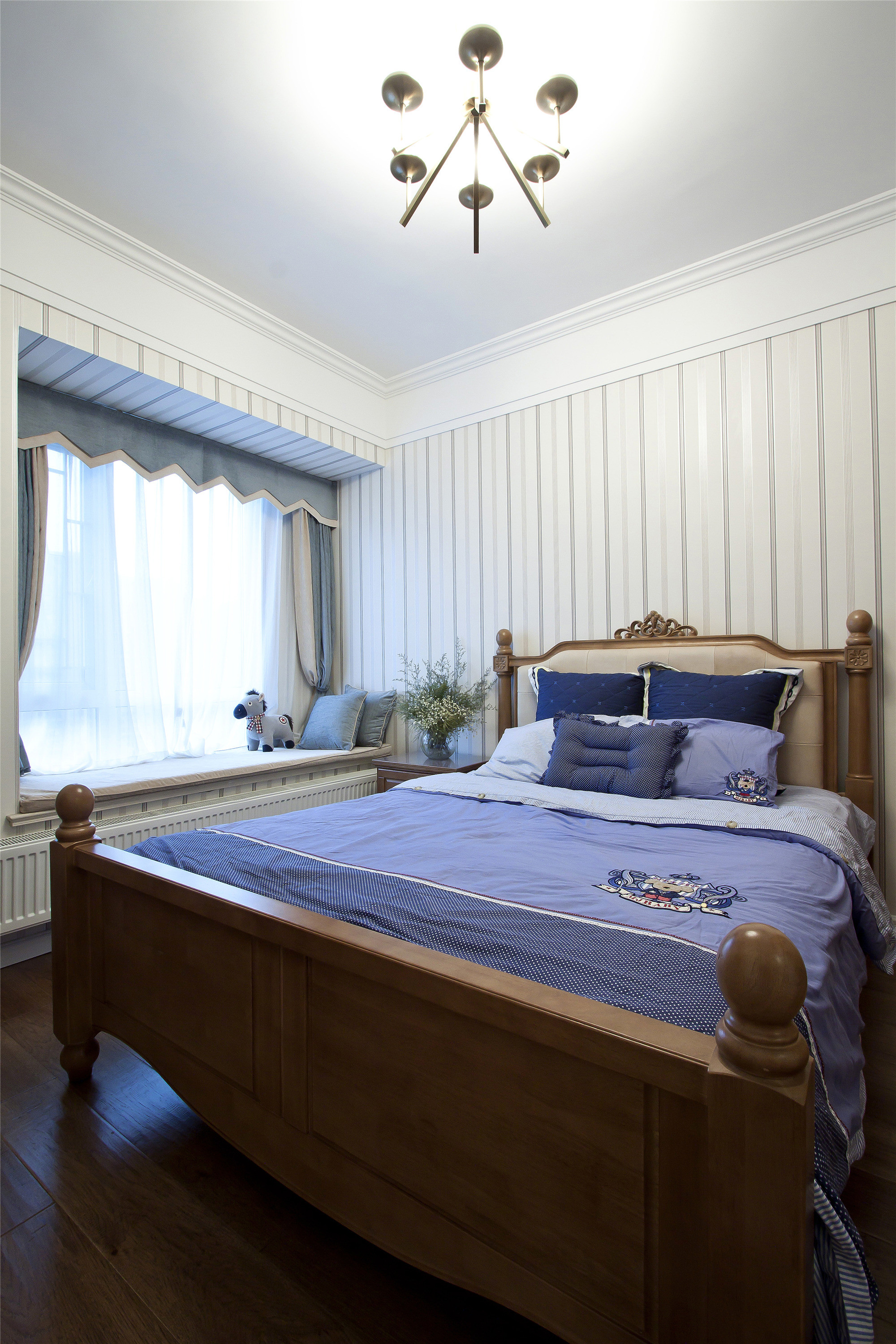 欧式风格,140平米以上装修,大户型,20万以上装修,卧室,飘窗,床上用品,蓝色,条纹