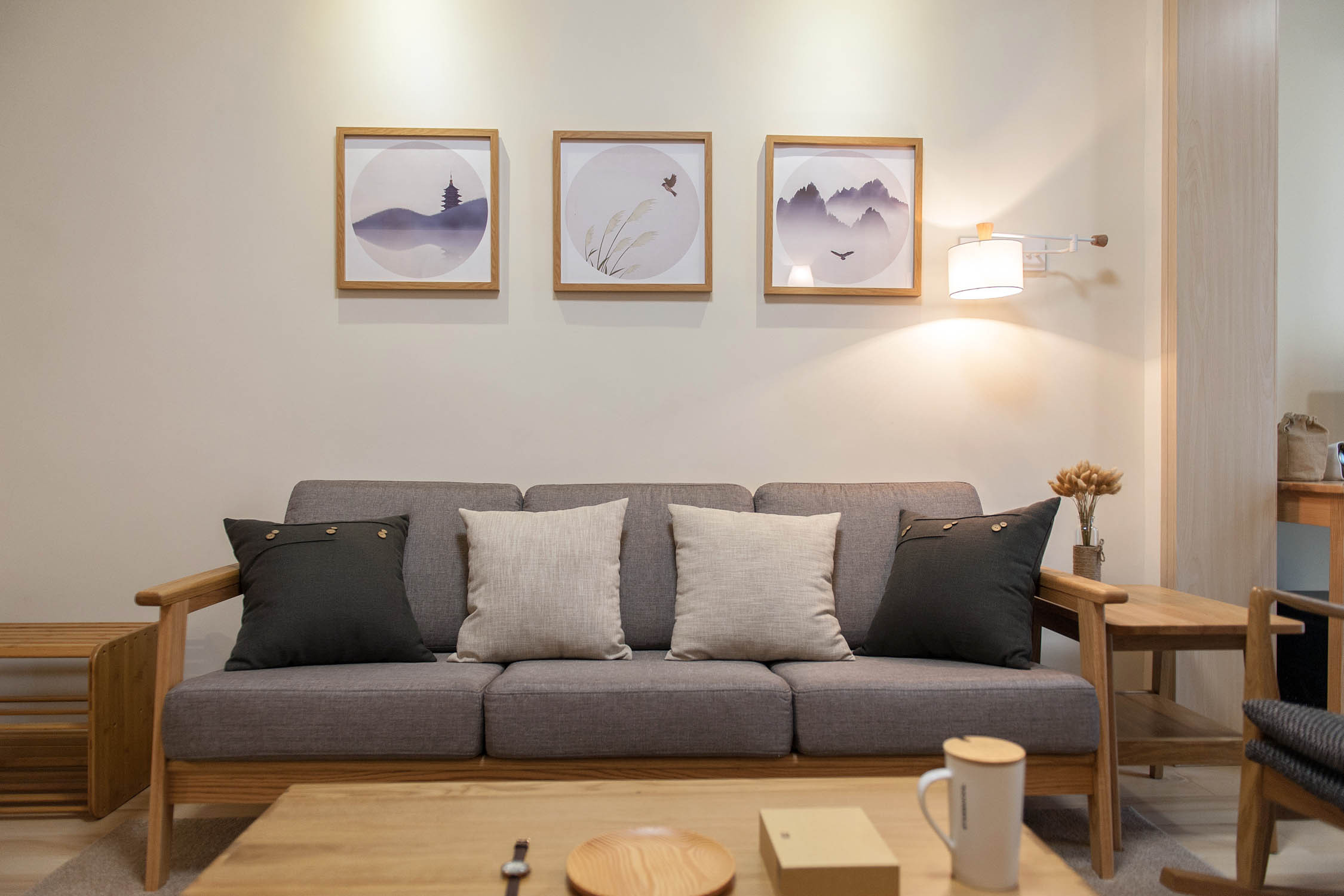 日式三居装修沙发背景墙图片