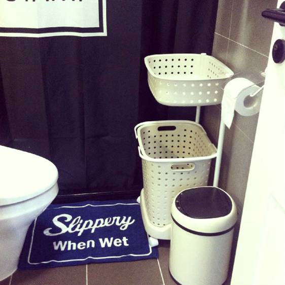 脏衣篓.放在这里觉得很明智,洗澡的时候就把脏衣服放到这,然后