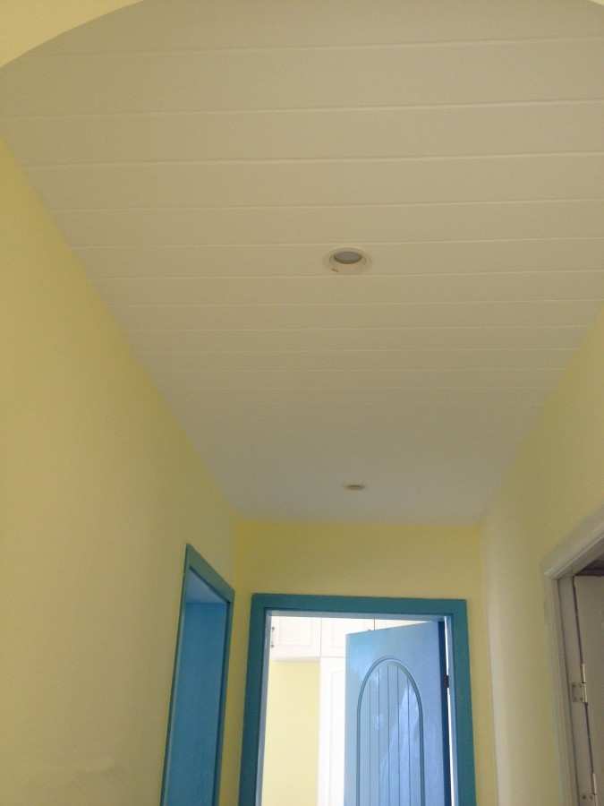 过道吊顶刷漆白色.也感觉很有层次感.