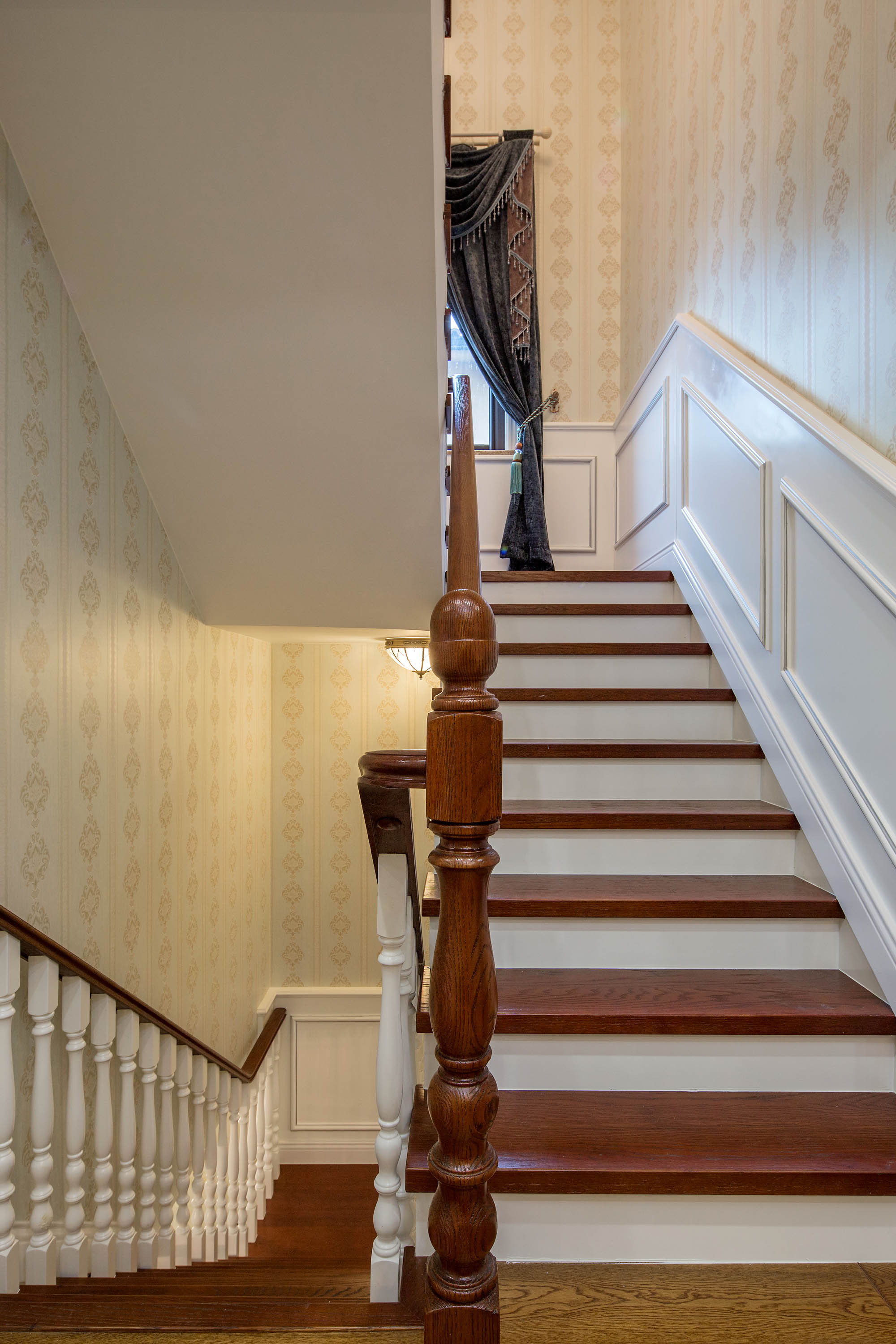 新古典欧式别墅装修楼梯设计