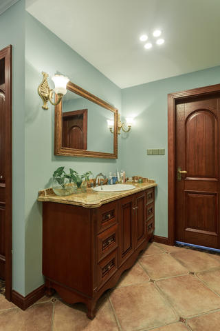 160平美式三居装修浴室柜图片