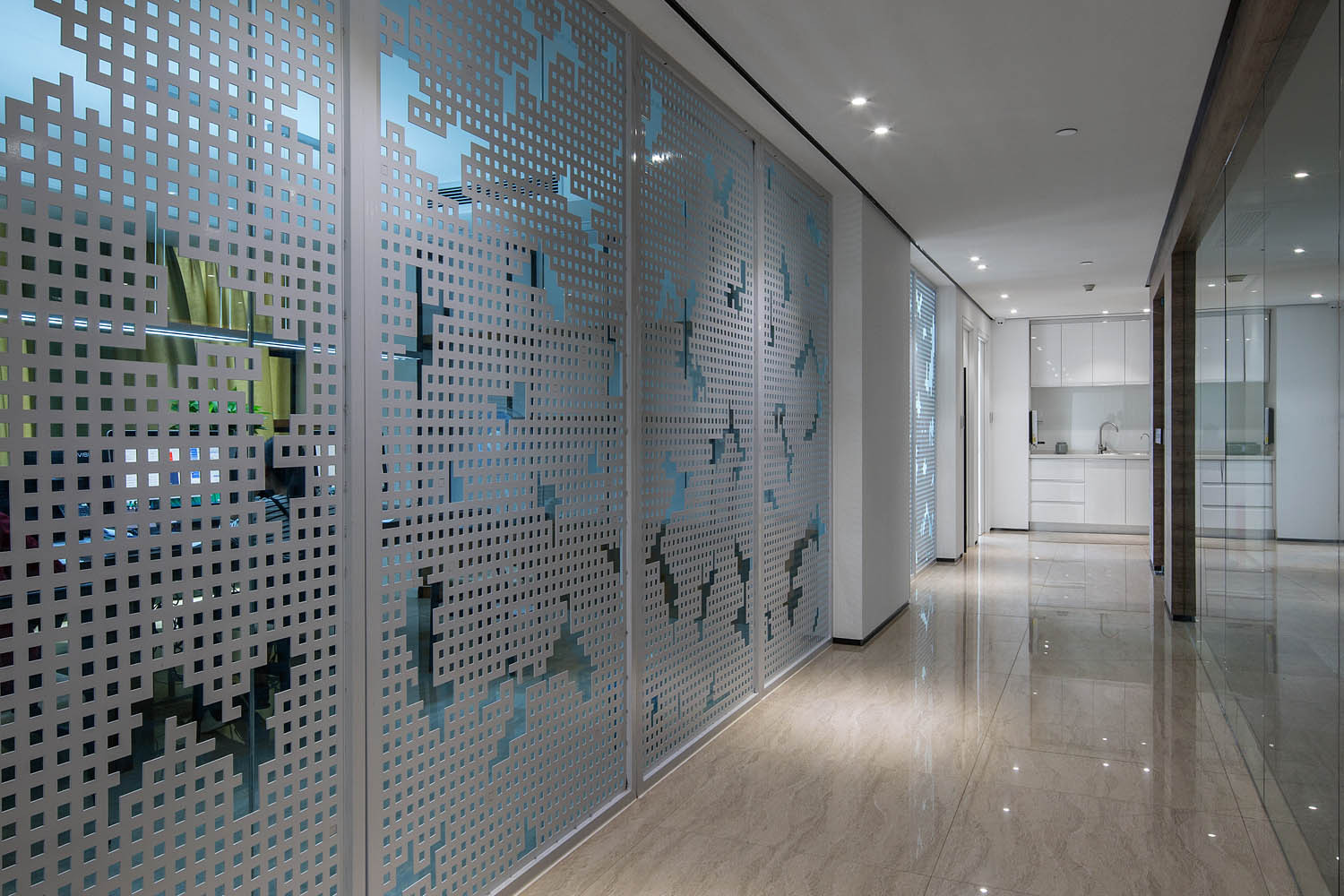 和秘书室对着的房间,贴着方块的玻璃告诉你