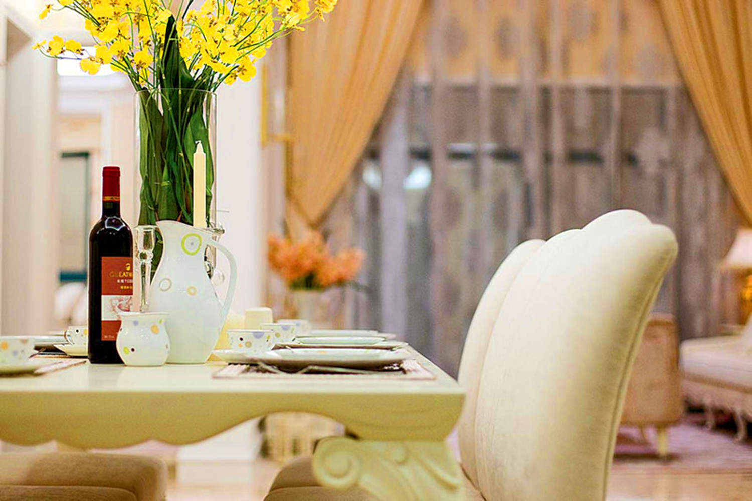 法式别墅装修餐桌椅图片