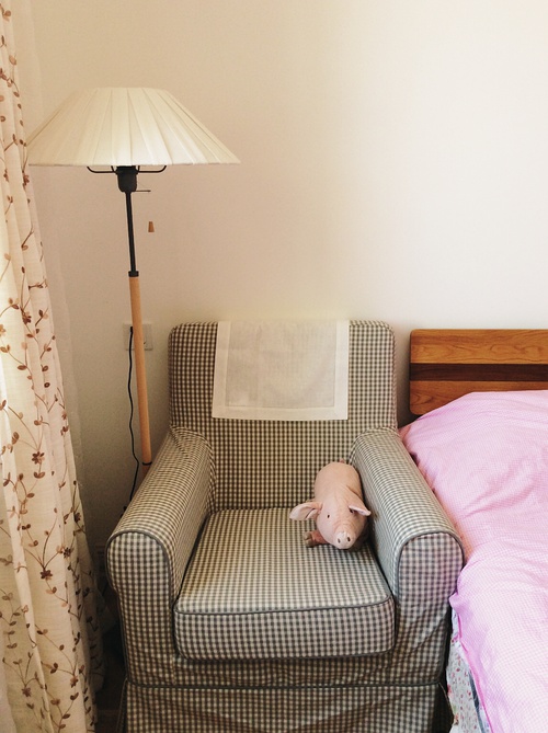 床边的小单人沙发,窝在上面看书,睡着了直接翻上床