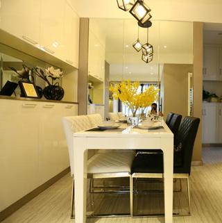 小户型现代简约两居室装修餐厅搭配图