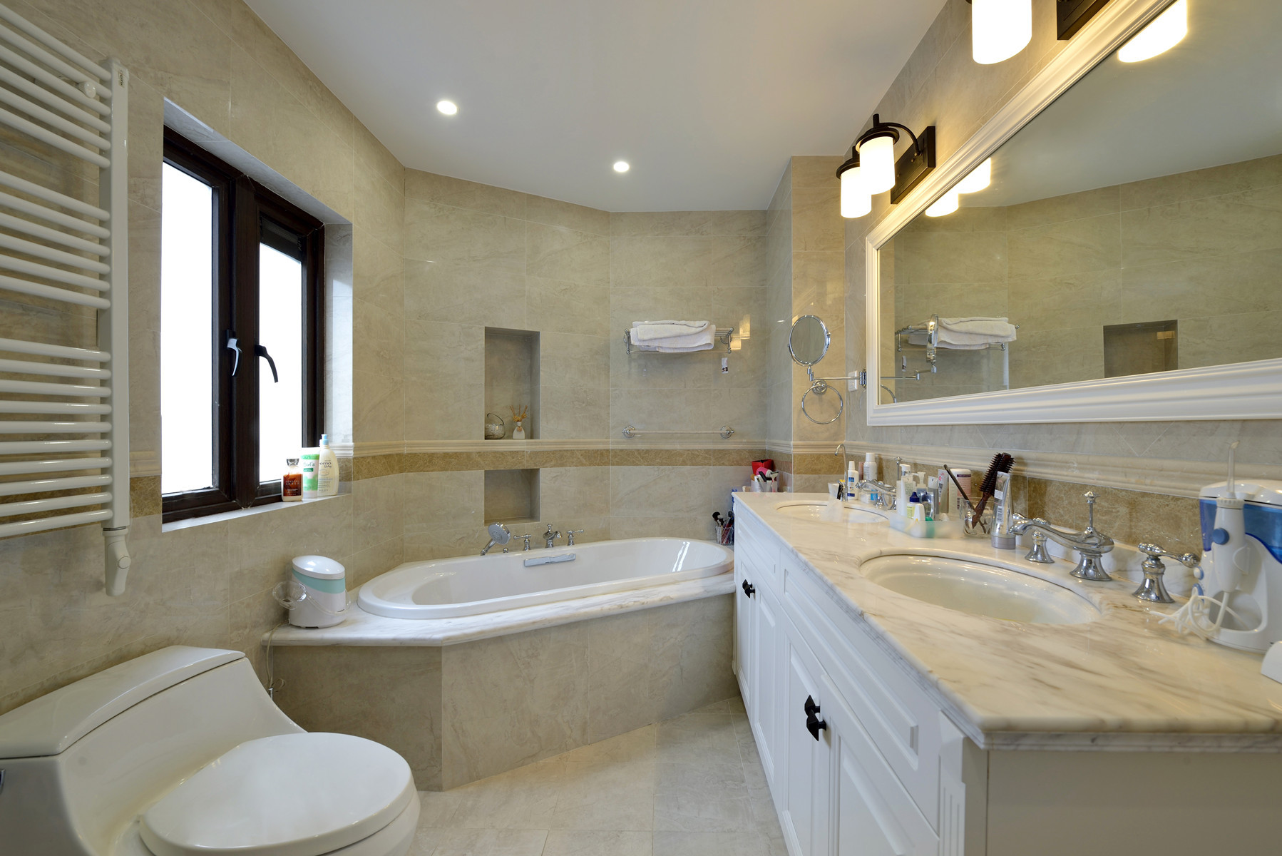 美式风格,别墅装修,20万以上装修,140平米以上装修,卫生间,浴缸,洗手台,白色