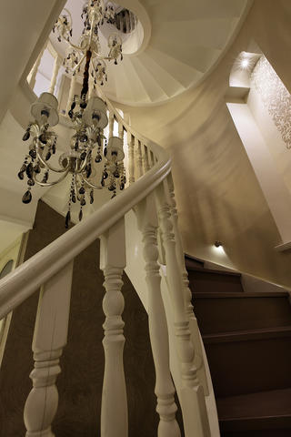 古典优雅别墅装修楼梯间设计