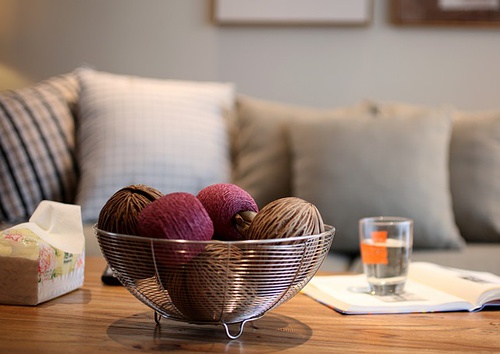 知道茶几上摆放的是什么吗?你猜.