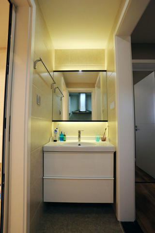 80平两居室装修浴室柜设计