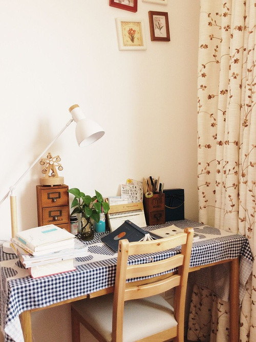   和小沙发对着的书桌一角.