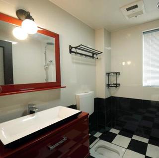 现代风格三居装修卫生间搭配图