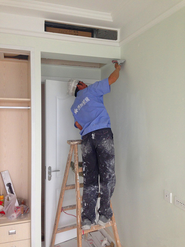 补完洞以后师傅用240目的砂纸把所有墙面进行打磨.