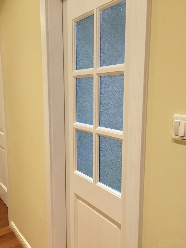 卫生间门来个特写~~~钻石玻璃感觉不错