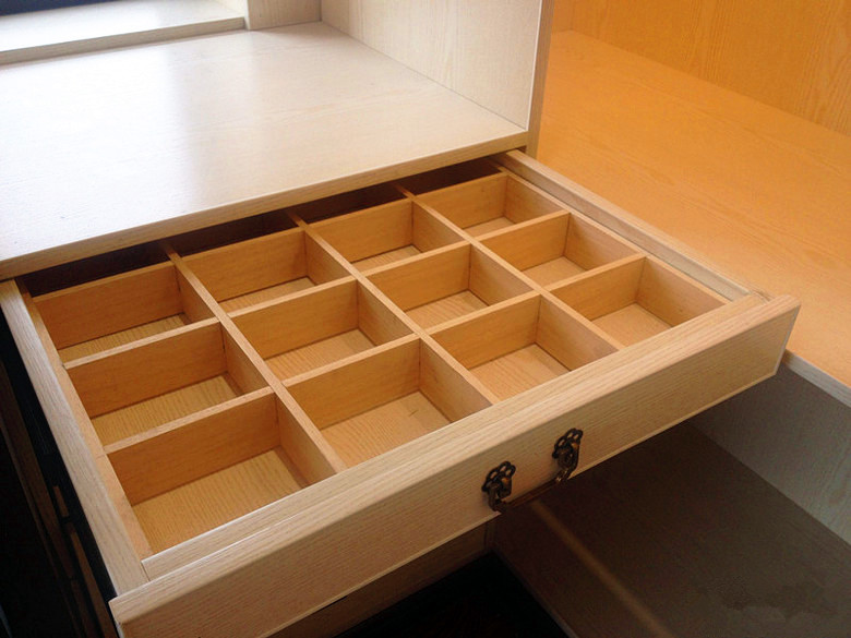 小方格抽屉很实用