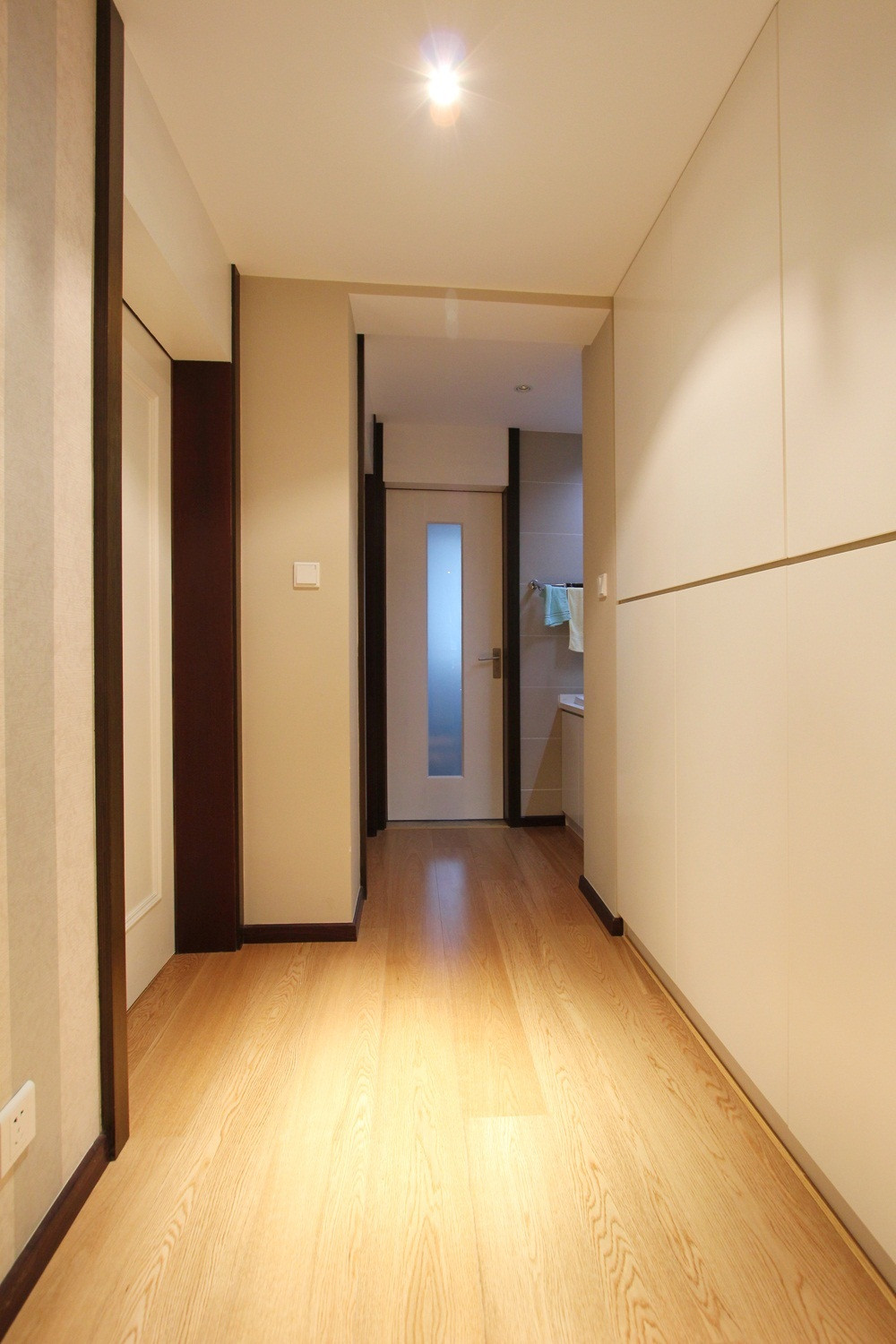 现代四居室装修走廊图片