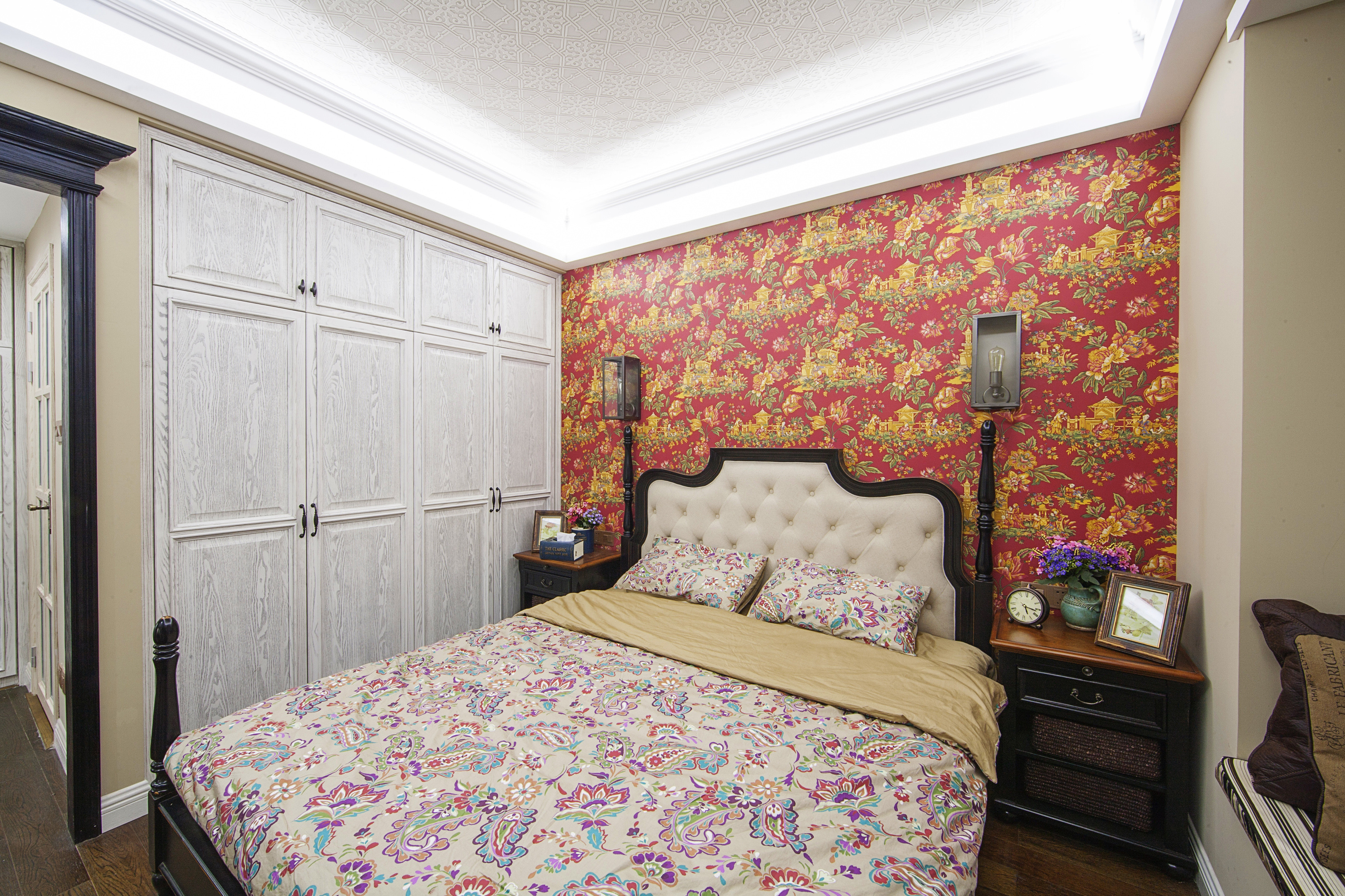 123平美式三居室装修卧室搭配图