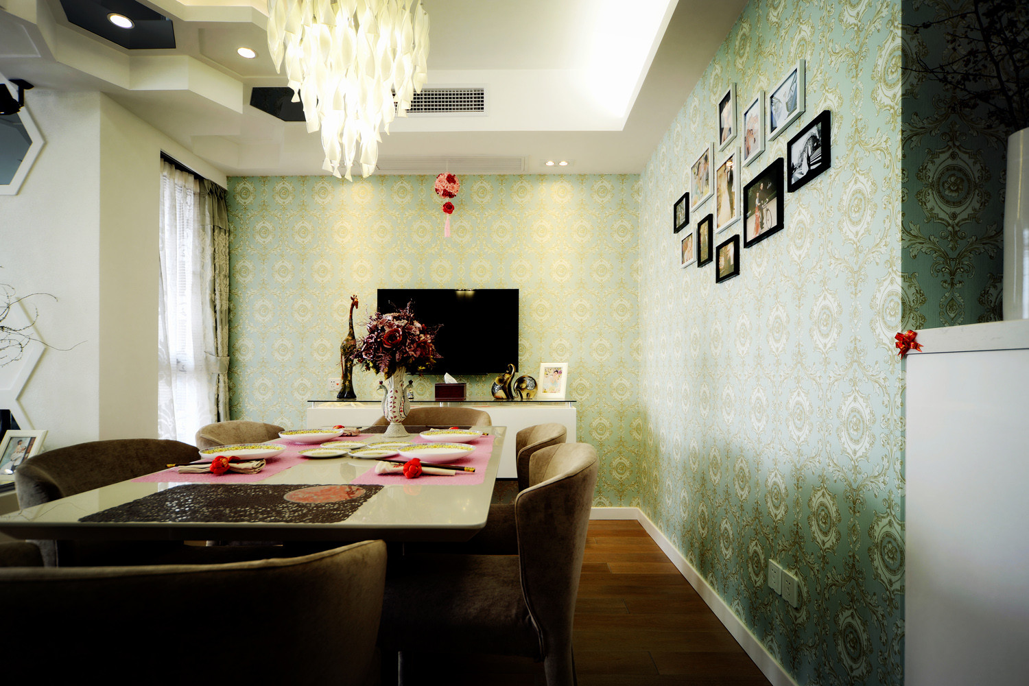 100平现代简约两居室装修餐厅背景墙图片
