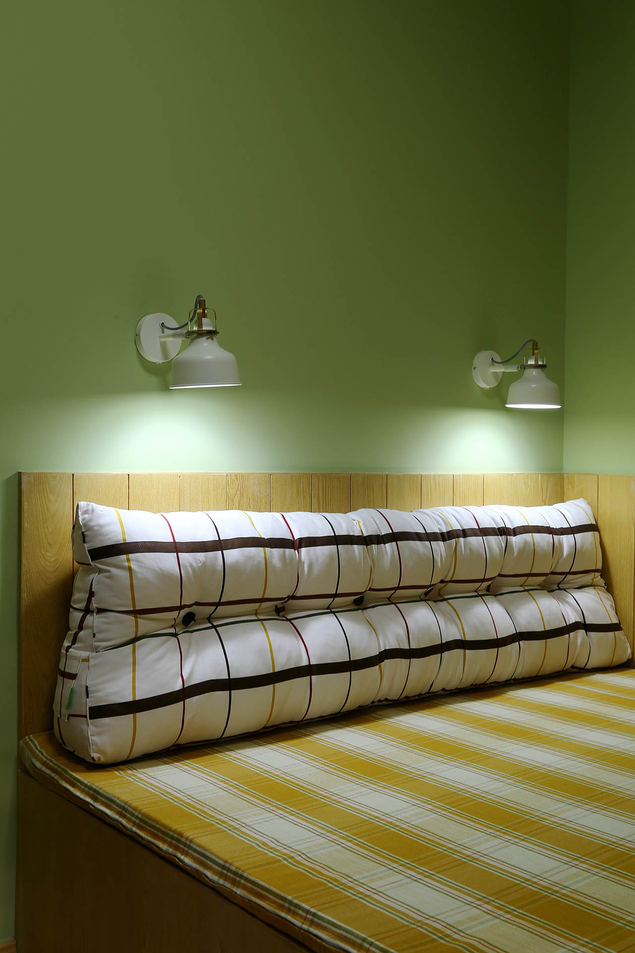 两居室简约之家床头壁灯图片
