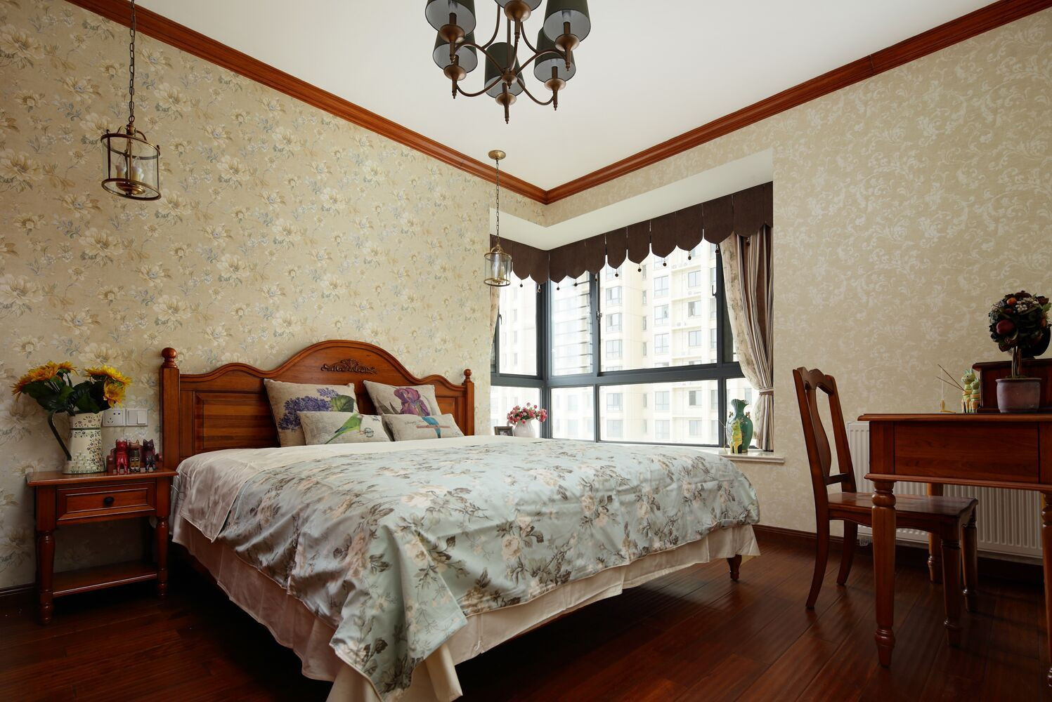 130平美式三居室装修卧室设计图