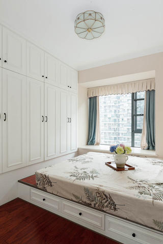 137平美式风格三居装修卧室设计图