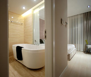 100平现代简约三居装修浴缸图片