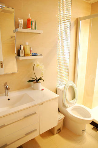 小户型现代简约二居装修卫生间设计图